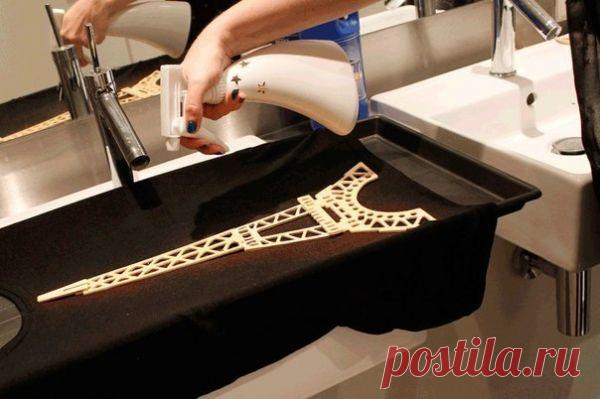 Эйфелева башня на футболке / Белизна /