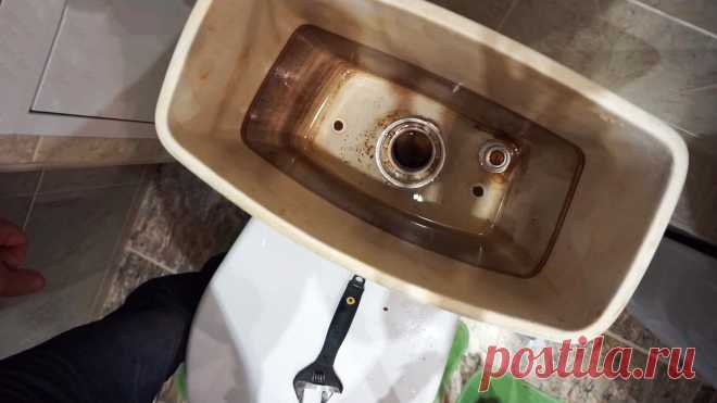 Бачок унитаза не набирает воду, как устранить поломку Причина, почему унитаз перестал набирать воду, кроется в засорении заливной арматуры. Если в вашем водопроводе течет ржавая жесткая вода, то это обязательно случится со временем. В таком случае нужно разобрать бачок и промыть его содержимое. После этого он снова будет набираться как раньше. Что