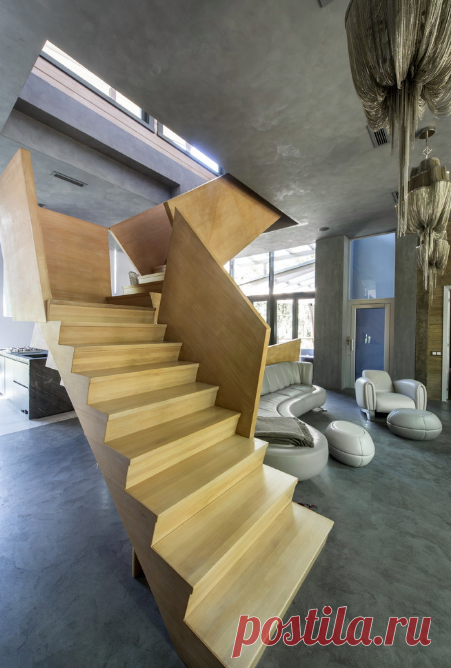 С хрусталем, мозаикой, росписями, без подступенка и с ажурным косоуром — изучаем необычные лестницы в доме и квартире