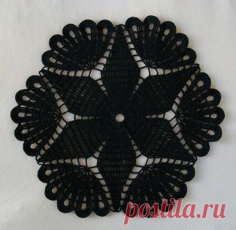 INSPIRAÇÃO PARA INDIVIDUAL DE CROCHE - Black Crochet Gothic Doily with Flower and Fans by Acadian Crochet, via Flickr | фриформ