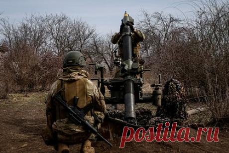 Российский военный рассказал о ставшей легкой мишенью артиллерии ВСУ. Артиллерия Вооруженных сил Украины (ВСУ) вынуждена располагаться около линии соприкосновения, где становится легкой мишенью. Об этом рассказал российский военнослужащий реактивного дивизиона Первого армейского корпуса с позывным «Кречет». По его словам, украинскую артиллерию легко засечь, несмотря на маскировку.