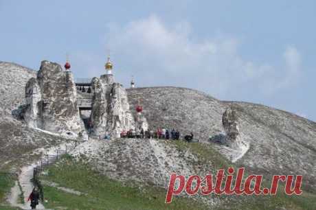 Костомаровский Спасский женский монастырь. Костомарово.Это один из древнейших русских монастырей, основанный еще до официального принятия христианства на Руси. Здесь находится известная на всю Россию пещера Покаяния — до революции в ней совершалось Таинство исповеди. Большой подземный Спасский храм вмещает до 2000 (!) человек. 
Его своды покоятся на 12 огромных меловых колоннах. Храм строился в три захода: в XII, XVI-XVII и XVIII-XIX веках. Узкие своды пещеры Покаяния, низкие потолки и длинный