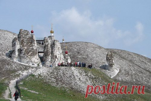 Костомаровский Спасский женский монастырь. Костомарово.Это один из древнейших русских монастырей, основанный еще до официального принятия христианства на Руси. Здесь находится известная на всю Россию пещера Покаяния — до революции в ней совершалось Таинство исповеди. Большой подземный Спасский храм вмещает до 2000 (!) человек. 
Его своды покоятся на 12 огромных меловых колоннах. Храм строился в три захода: в XII, XVI-XVII и XVIII-XIX веках. Узкие своды пещеры Покаяния, низкие потолки и длинный