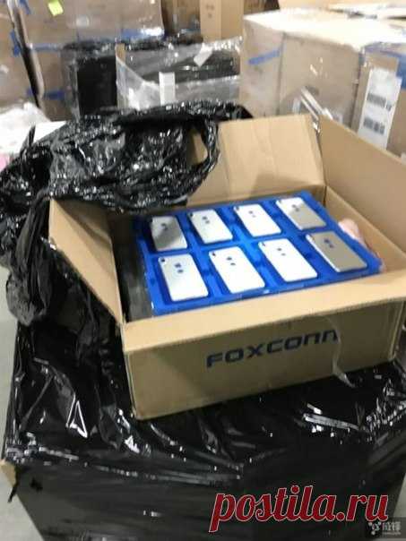 Появились фотографии iPhone 8 прямиком с завода Foxconn. Обратите внимание на новый цвет Copper Gold и стеклянный корпус. #rumors@macworld