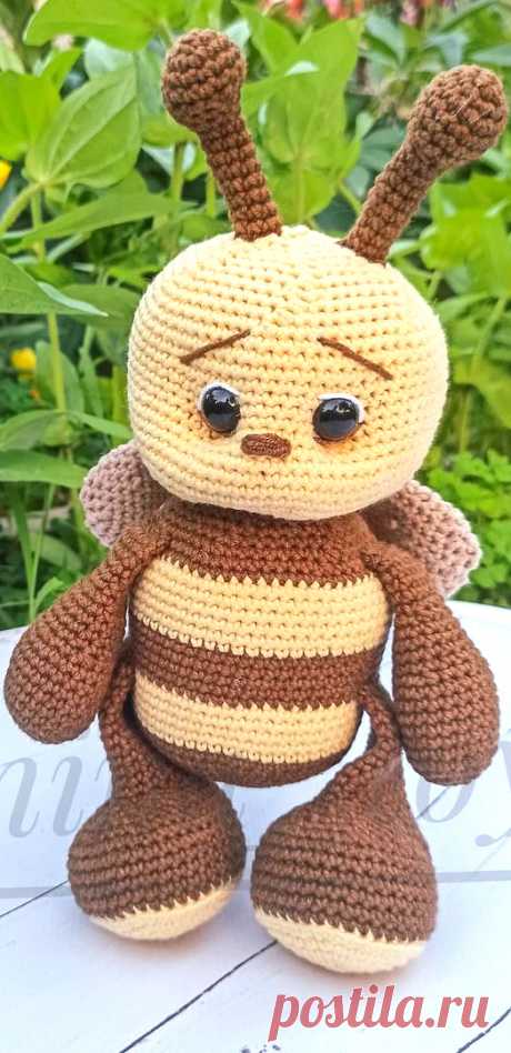 PDF Пчёлка Мия крючком. FREE crochet pattern; Аmigurumi toy patterns. Амигуруми схемы и описания на русском. Вязаные игрушки и поделки своими руками #amimore - большая пчела, пчелка, пчелёнок, насекомые.