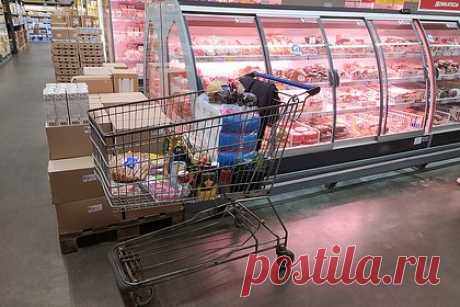 Россияне признались в готовности покупать почти просроченную еду ради экономии. Две трети россиян готовы выбирать продукты, которые скоро испортятся. Из них 25 процентов целенаправленно ищут подобные товары в магазинах, чтобы сэкономить. Это показал опрос Национального агентства финансовых исследований. В нем приняли участие 1600 человек из разных регионов страны.