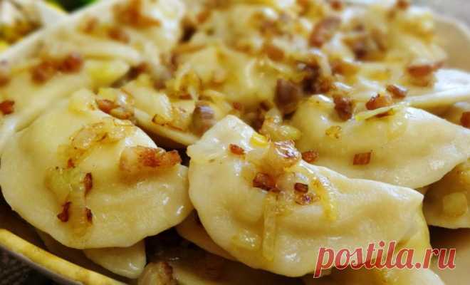 Вареники с картошкой! Вы влюбитесь в это тесто для вареников! Вкусный и простой рецепт!
Сегодня мы будем готовить вкусные вареники с картошкой.

Ингредиенты:
Тесто:
 Мука - 280-320 гр
 Вода (горячая) - 100 мл
 Сливочное или растительное масло - 30 гр
 Соль - 0,5 ч.л.
 Яйцо - 1 шт.

Начинка:
 Картофель - 500 гр
 Соль - по вкусу
 Сливочное масло - 50 гр

Поджарка:
 Бекон или сало - 70-100 гр
 Лук - 1 шт (180 гр)

Приготовление:
1. 100 мл кипятка отправляю в миску, сюда же до...