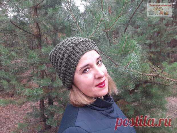 Женская шапка спицами узором «Волна» - Искусница - медиаплатформа МирТесен Предлагаю вам связать на зиму женскую шапку спицами узором «Волна». Благодаря драпировке шапочка получатся очень теплой и удобной. Шапка на голову 52 – 58 см. Нам понадобится: 75 грамм пряжи Alize Lana Gold Classic (в 100 граммах 240 метров, цвет 29 темный хаки) или какой либо другой пряжи на ваш