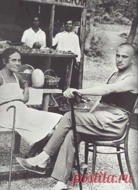Лиля Брик и Владимир Маяковский на отдыхе в Ялте, 1926 год.