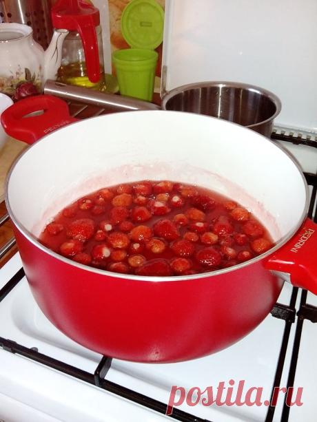 А вот и варенье из клубники.