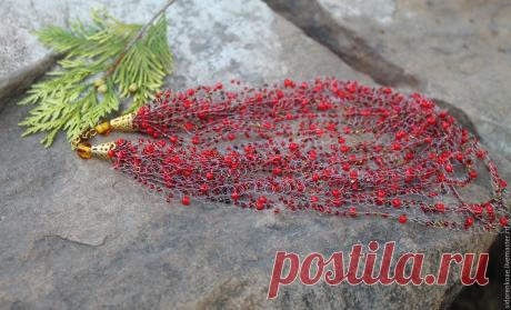 Воздушное колье из бисера воздушка Императрица Купить или заказать Воздушное колье из бисера воздушка Императрица в интернет-магазине на Ярмарке Мастеров. Очень нежное и воздушное колье, сделано из 2-х оттенков ярко-красного бисера, также добавлены бисер золотистого цвета и алые бусины Оно порадует Вас своей универсальностью прекрасно подходит к большинству нарядов. Прекрасно впишется в образ ухоженной любящей себя женщины. Фурнитура под золото. Смотрится очень нежно, возд...