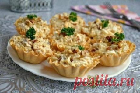 Салат с курицей и ананасом в тарталетках
 154.01 ккал/100 г  Б/Ж/У: 12.56 / 9.07 / 5.25 
Ингредиенты:
филе куриное (отварное) - 200 г
ананас консервированный - 200 г
сыр твердый - 70 г
чеснок - 1-2 зуб
орехи грецкие (ядрышки) - 30 г
соль, перец свежемолотый черный (по вкусу)
яйца вареные - 2 шт
сметана нежирная (по вкусу)
тарталетки вафельные
Приготовление:
Отварную курицу порезать небольшими кусочками. Добавить к курице порезанные кубиками консервированные ананасы.
Сыр натереть на к
