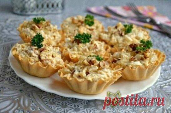 Салат с курицей и ананасом в тарталетках
 154.01 ккал/100 г  Б/Ж/У: 12.56 / 9.07 / 5.25 
Ингредиенты:
филе куриное (отварное) - 200 г
ананас консервированный - 200 г
сыр твердый - 70 г
чеснок - 1-2 зуб
орехи грецкие (ядрышки) - 30 г
соль, перец свежемолотый черный (по вкусу)
яйца вареные - 2 шт
сметана нежирная (по вкусу)
тарталетки вафельные
Приготовление:
Отварную курицу порезать небольшими кусочками. Добавить к курице порезанные кубиками консервированные ананасы.
Сыр натереть на к
