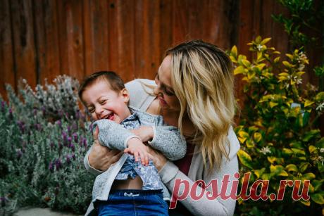 Как заставить ребенка делать то, что хотите вы, а не он - 17 хитрых способов  😉
1. Если ребенок отказывается выполнять ваше поручение, начните с ним играть.
Например, предложите пойти на прогулку, но сначала дайте ему в руки какую-нибудь игрушку.
2. Если вы пытаетесь заставить ребенка что-то сделать, будьте последовательны.
Не отступайте от своих требований, даже если ребенок будет вас уговаривать.
3. Если ребенок не хочет что-либо делать, скажите ему, что не будете просить его об этом.
4. Есл…