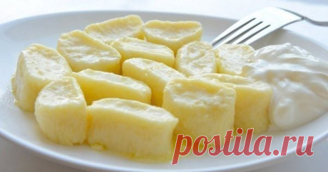 ЛЕНИВЫЕ ВАРЕНИКИ ИЗ ТВОРОГА - ВКУС ДЕТСТВА !!! **Тесто: творог 500г, яйцо 1шт, сахар 3ст/л, слив/масло 30г, соль -смешай. Введи муку 1ст -замеси. *Тесто в колбаску, и на дольки. *Брось в кипящ/воду, когда галушки всплывут -кипяти их 40сек, и вынимай. *Подача: со сметаной, слив/маслом, джемом, ягодами и фруктами.