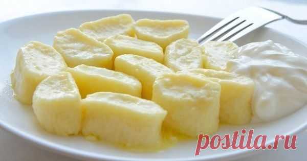 ЛЕНИВЫЕ ВАРЕНИКИ ИЗ ТВОРОГА - ВКУС ДЕТСТВА !!! **Тесто: творог 500г, яйцо 1шт, сахар 3ст/л, слив/масло 30г, соль -смешай. Введи муку 1ст -замеси. *Тесто в колбаску, и на дольки. *Брось в кипящ/воду, когда галушки всплывут -кипяти их 40сек, и вынимай. *Подача: со сметаной, слив/маслом, джемом, ягодами и фруктами.