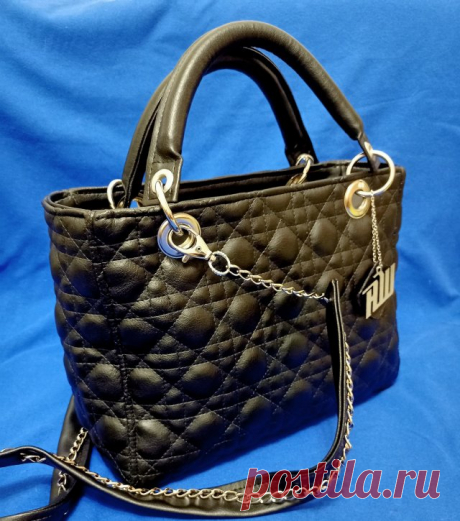 Как сшить сумку. МК Стильная стеганная сумка DIOR. Сумка из кожи эко кожи. How to sew a bag. 16+ 16+ Хотите сшить стильную женскую сумку своими руками? Тогда это канал создан специально для Вас. Здесь Вы найдете модель сумки которая подойдет как для повседневного использования, так и для выходного дня. Обязательно подпишитесь на канал, что бы быть в центре событий. Оставляйте свои комментарии о