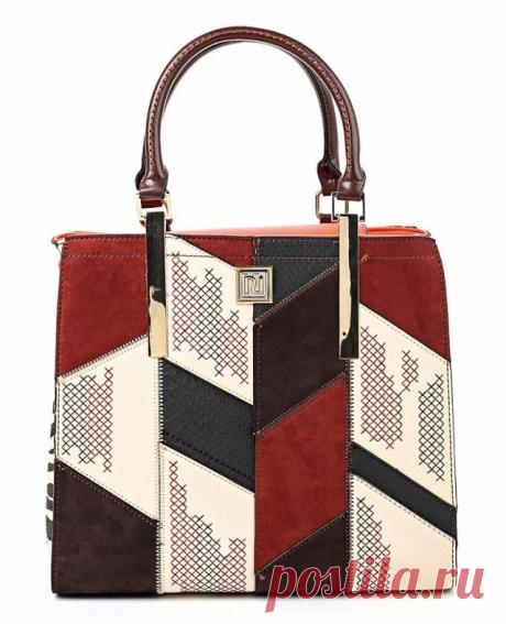 25 СУМОК В ТЕХНИКЕ ПЕЧВОРК, КОТОРЫЕ МОЖНО КУПИТЬ ПРЯМО СЕЙЧАС

Представьте, что вы одеты в белую рубашку и черные брюки.

Или в футболку и джинсы. Или простое серое платье. И ваш наряд вам вроде нравится, но кажется немного скучным. Особенно на фоне сотен других девушек в джинсах, платьях и футболках такого же плана.

Сумки из фрагментов эту проблему решают в один момент, и чем замысловатее сочетание цветов и фактур, тем интереснее будет образ, даже при вполне простых остальных вещах.