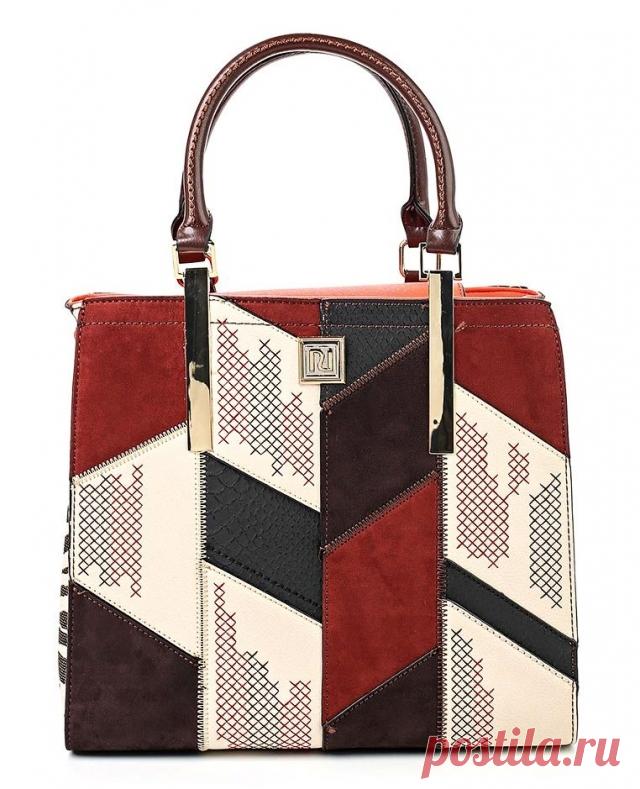 25 СУМОК В ТЕХНИКЕ ПЕЧВОРК, КОТОРЫЕ МОЖНО КУПИТЬ ПРЯМО СЕЙЧАС

Представьте, что вы одеты в белую рубашку и черные брюки.

Или в футболку и джинсы. Или простое серое платье. И ваш наряд вам вроде нравится, но кажется немного скучным. Особенно на фоне сотен других девушек в джинсах, платьях и футболках такого же плана.

Сумки из фрагментов эту проблему решают в один момент, и чем замысловатее сочетание цветов и фактур, тем интереснее будет образ, даже при вполне простых остальных вещах.