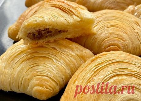Складываю лепешки стопочкой, пересыпаю крахмалом - получается слоистая выпечка | ВсегдаГотово! | Яндекс Дзен