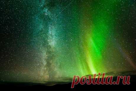 Северное сияние на фоне Млечного пути / Интересный космос