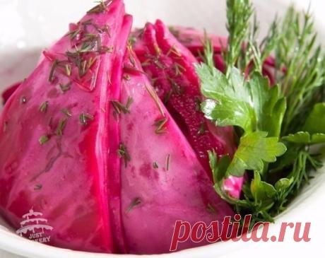 ЛЮБИМЫЕ РЕЦЕПТЫ ХРУСТЯЩЕЙ КАПУСТОЧКИ 
Топ-10 быстрых вариантов
1) Капустный салат на зиму "Осенний"

ИНГРЕДИЕНТЫ:
● Капуста белокочанная (лучше сорт Слава)5 кг.
● Морковь 1 кг.
● Лук репчатый 1 кг.
● Перец болгарский красный 1 кг.
● Сахар 350 гр.
● Соль 4 ст. ложки с верхом.
● Уксус 9% 0.5 литра.
● Масло подсолнечное 0.5 литра.

ПРИГОТОВЛЕНИЕ:
Капусту, лук, перец порезать, морковь натереть. Все перемешать осторожно, НЕ МЯТЬ!!! Добавить сахар, соль, уксус и подсолнечное мас...