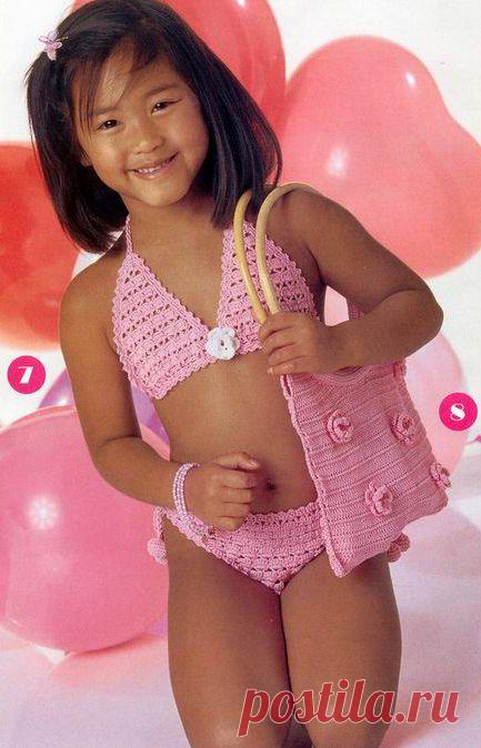 *Розовый купальник и сумочка.