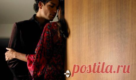 Налево от дома: Психолог раскрыл 10 признаков того, что мужчина завёл вторую семью Завести вторую семью — такое же самоубийство для мужчины, как война на два фронта для армии. Однако практика показывает, что многих это не пугает. Почему мужчины заводят вторую семью? Если с любовницей формируется долговременная связь, это часто перерастает в неофициальный брак, который бьёт по всем участникам любовного многоугольника. Если вы — потенциальный "игрок", это заведомо проигрышна...