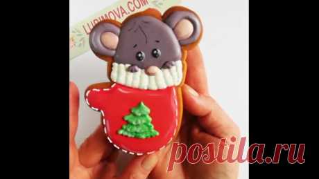 Новогодних идей хотите? Держите  экспресс-урок от нашего эксперта Елены Подгорной @podgornaya.elena 

Чтобы сделать этого кроху, вам понадобится:

Трафарет+форма «Мышка в варежке» Артикул: LC-00008913
И подборка рождественских хитов