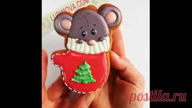 Новогодних идей хотите? Держите  экспресс-урок от нашего эксперта Елены Подгорной @podgornaya.elena 

Чтобы сделать этого кроху, вам понадобится:

Трафарет+форма «Мышка в варежке» Артикул: LC-00008913
И подборка рождественских хитов