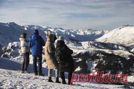 Россиян предупредили об угрожающей популярному у туристов региону опасности. В Карачаево-Черкесии ввели экстренное предупреждение о лавинной опасности со 2 по 4 февраля. Об угрожающей популярному у туристов региону опасности россиян предупредили в пресс-служба местного ГУ МЧС. Спасатели сообщили, что снежные лавины могут стать причиной чрезвычайных ситуаций и происшествий.