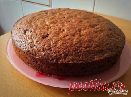 ШОКОЛАДНО-БАНАНОВЫЙ КЕКС  

ИНГРЕДИЕНТЫ:
  3 яйца;
  3 банана;
  100 г шоколада;
  180 г сахара;
  120 г сливочного масла;
  250 г муки;
  20 г какао-порошка;
   1/2  ч.л. соды.

ПРИГОТОВЛЕНИЕ:
1. Масло растапливаем и охлаждаем.
2. Шоколад рубим мелкими кубиками, или используем готовые шоколадные капли.
3. Смешиваем в чашке все сухие ингредиенты – какао, муку, сахар и соду. Сюда же высыпаем нарубленный шоколад и перемешиваем.
4. Яйца разбиваем в отдельную чашку и слегка вз...