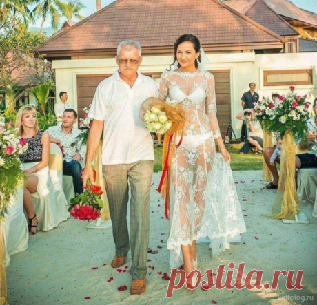 - Как я вас узнаю? - На мне будет груз моих лет и сандалики...