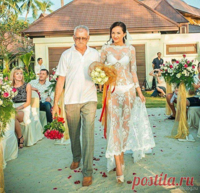 - Как я вас узнаю? - На мне будет груз моих лет и сандалики...