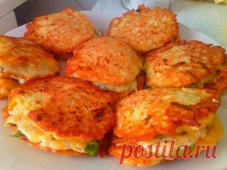 ОЛАДЬИ ИЗ КАБАЧКОВ С СЫРОМ 🍴 Со сметанкой просто объедение... Нам понадобится: ● 1 средний кабачок ● 1 яйцо ● 50 гр. натертого сыра ● зубок чеснока ● 1 ст.л. муки ● соль, перец Приготовление: Кабачок очистить от кожицы и натереть на крупную терку, вбить яйцо, хорошо перемешать.Добавить к кабачку натертый сыр и измельченный зубчик чеснока, посолить и поперчить по вкусу, всыпать муку, перемешать. Жарить оладьи на оливковом масле до румяной корочки. Очень вкусно кушать такие оладьи с соусом из…