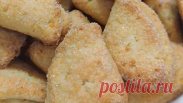 Гусиные лапки, поцелуйчики, творожные треугольники. Названия разные, а печенье одно.