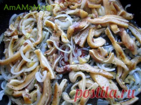 Свиные ушки жареные с луком и чесноком