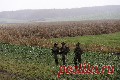 В Польше сочли найденную на ее территории ракету украинской. Ракета, найденная в апреле в Польше неподалеку от Быдгоща, могла прилететь с территории Украины. Об этом заявил глава Минобороны Польши Мариуш Блащак. «Центр воздушных операций получил от украинской стороны информацию о приближающимся в сторону польского пространства объекте, который может быть ракетой», — указал он.