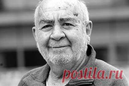 Умер озвучивший Сквидварда актер Кексал Энгюр. На 78-м году жизни скончался актер Кексал Энгюр, озвучивший Сквидварда в анимационном сериале «Губка Боб». Артист умер после осложнений, вызванных почечной недостаточностью. Помимо «Губки Боба» актер озвучивал персонажей в мультфильме «Улица Сезам», снимался в картинах и играл в театре.