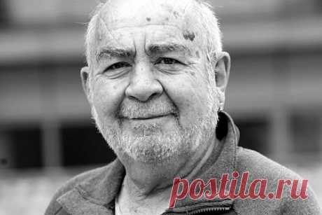 Умер озвучивший Сквидварда актер Кексал Энгюр. На 78-м году жизни скончался актер Кексал Энгюр, озвучивший Сквидварда в анимационном сериале «Губка Боб». Артист умер после осложнений, вызванных почечной недостаточностью. Помимо «Губки Боба» актер озвучивал персонажей в мультфильме «Улица Сезам», снимался в картинах и играл в театре.