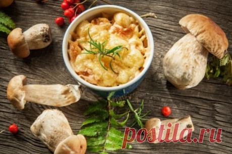 Жюльен из курицы с грибами.
Ингредиенты:
Курица — 250 г
Шампиньоны — 250 г
Лук — 3 шт.
Сыр — 150 г
Сметана — 130 мл
Мука — 2 ст. л.
Соль — по вкусу
Перец — по вкусу
Приготовление:
1. Приготовление любого жюльена начинается с грибов. Традиционно считается, что нужно для такого рецепта нужно все ингредиенты нарезать соломкой. Но если у вас так не получится, то ничего страшного.
2. Промываем шампиньоны или любые грибы, которые у вас есть, и после нарезаем их. Сразу отправляем обжариваться на растит