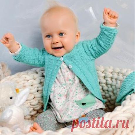Кофточка для малыша

РАЗМЕРЫ 50/56 (62/68) 
 
ВАМ ПОТРЕБУЕТСЯ 
Пряжа (96% хлопка, 4% полиэстера; 160 м/50 г) — 150 (150) г бирюзовой; спицы №3,5; короткие круговые спицы №3; чулочные спицы №3,5; 3 пуговицы. 
УЗОРЫ И СХЕМЫ
РЕЗИНКА 
Попеременно 1 п. лицевой гладью, 1 п. изнаночной гладью. 
ЛИЦЕВАЯ ГЛАДЬ 
Лицевые ряды — лицевые петли, изнаночные ряды — изнаночные петли. 
Лицевая гладь круговыми рядами: все петли вязать лицевыми. 
ИЗНАНОЧНАЯ ГЛАДЬ 
Лицевые ряды — изнаночные пе...