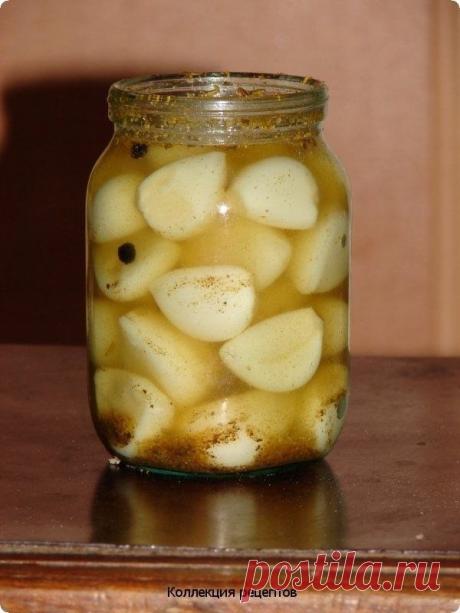 Нереально вкусный и острый чеснок с хмели-сунели!

Состав:
Чеснок – 1 кг
9-процентный уксус – 200 мл
Вода – 200 мл
Соль – 30 г
Сахар – 60 г
Черный перец – 5 горошин
Лавровый лист – 4 шт.
Хмели-сунели – 2 ч. л.

Приготовление:

Первым делом необходимо приготовить маринад. Смешайте воду, уксус соль, сахар, хмели-сунели, добавьте черный перец и лавровый лист. Нагрейте все до закипания, снимите с огня и охладите. Разделите чеснок на отдельные зубчики и очистите их от шелухи. О...