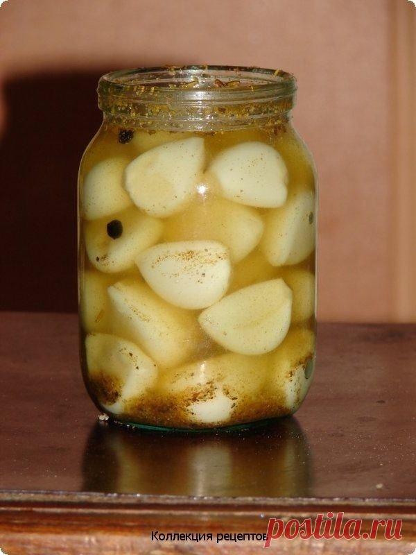 Нереально вкусный и острый чеснок с хмели-сунели!

Состав:
Чеснок – 1 кг
9-процентный уксус – 200 мл
Вода – 200 мл
Соль – 30 г
Сахар – 60 г
Черный перец – 5 горошин
Лавровый лист – 4 шт.
Хмели-сунели – 2 ч. л.

Приготовление:

Первым делом необходимо приготовить маринад. Смешайте воду, уксус соль, сахар, хмели-сунели, добавьте черный перец и лавровый лист. Нагрейте все до закипания, снимите с огня и охладите. Разделите чеснок на отдельные зубчики и очистите их от шелухи. О...