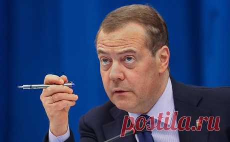 Медведев написал про гуманизм и отказ от четвертования на Красной площади. Накануне Анджей Дуда, говоря о спецоперации, сравнил Россию с диким зверем, которого нужно пристрелить. Медведев рассказал польскому президенту, что за такие слова в XVIII веке его бы просто четвертовали на Красной площади