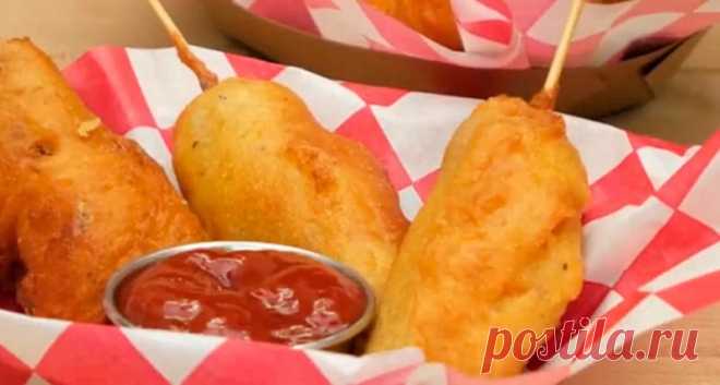 Она разрезала 8 сосисок, потом запанировала их и обжарила. Получилось ну очень вкусно!