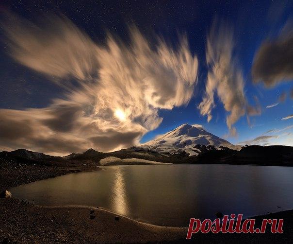 Танец облаков над Эльбрусом. Автор фото — Александр Агабабаев: Надеемся, ваши праздники прошли на все сто. Доброе утро!