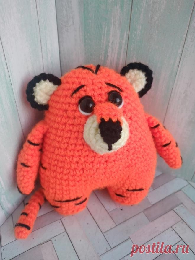 PDF Тигрёнок Толстячок крючком. FREE crochet pattern; Аmigurumi animal patterns. Амигуруми схемы и описания на русском. Вязаные игрушки и поделки своими руками #amimore - тигр, тигренок из обычной пряжи, котик, кот, кошечка, кошка, котенок.