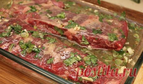 Лучший способ замариновать мясо, чтобы оно получилось нежным и вкусным. Всё намного проще чем вам может казаться! - appetitno.net Во многих станах, жаркое из ягненка является традиционным блюдом, которое готовят как для особых случаев, так и для семейных ужинов. Те, кто не знают как готовить это мясо или просто не рискуют браться за его приготовление, очень многое теряют. Однако всё намного проще чем вам может казаться. Мясо ягненка на самом деле очень нежное, но если его ...