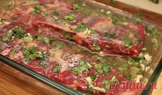 Лучший способ замариновать мясо, чтобы оно получилось нежным и вкусным. Всё намного проще чем вам может казаться! - appetitno.net Во многих станах, жаркое из ягненка является традиционным блюдом, которое готовят как для особых случаев, так и для семейных ужинов. Те, кто не знают как готовить это мясо или просто не рискуют браться за его приготовление, очень многое теряют. Однако всё намного проще чем вам может казаться. Мясо ягненка на самом деле очень нежное, но если его ...